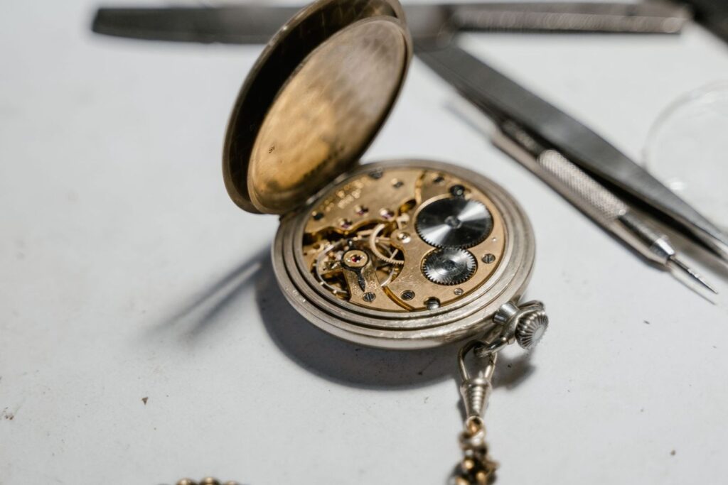 Opengewerkt vintage zakhorloge met zichtbaar mechaniek en ketting