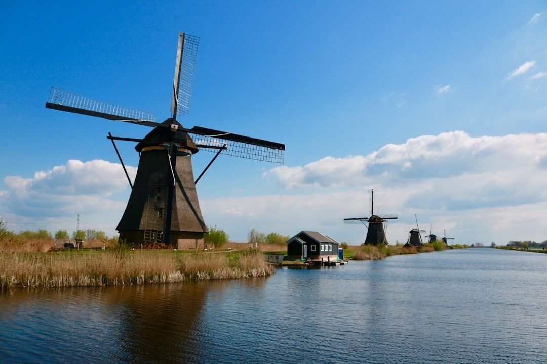 Hollandse molens langs een brede vaart in het polderlandschap