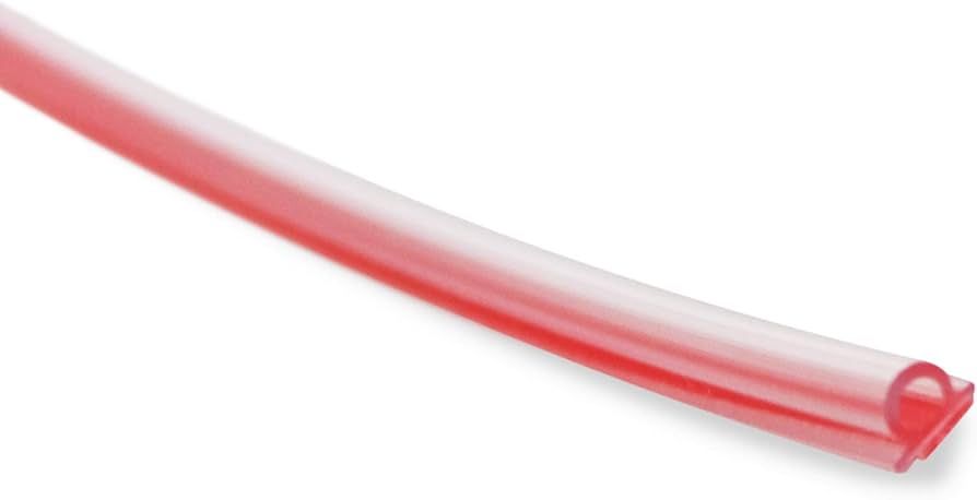 Close-up van een transparant roodkleurig stuk 3M VHB tape op een witte achtergrond.